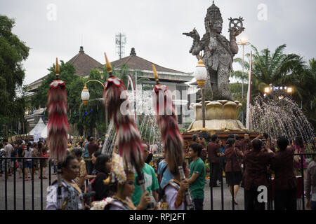 DENPASAR, BALI - Dezember 2017: Denpasar festival Halt jedes Jahr im Dezember. Es gibt einige balinesischen Tanz, der auf dem Festival durchgeführt werden Stockfoto