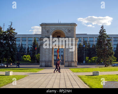 Der Triumphbogen gegenüber dem Regierungsgebäude im Zentrum von Chisinau, der Hauptstadt Moldawiens. Stockfoto