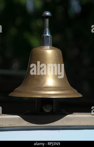 Chiang Rai Thailand, einfache Messing Glocke auf Fensterbank Stockfoto