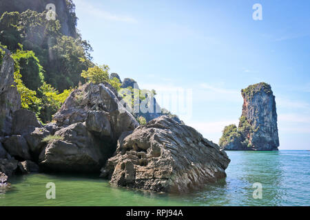 Schönen tropischen Küste von Thailand mit Blick auf den felsigen Ufer, azurblaues Meer, Krabi, Ao Nang. Stockfoto