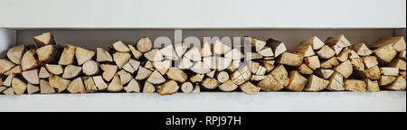 Wand Brennholz, Hintergrund der trockenen gehackt Brennstämme in einem Haufen. panorama Stockfoto