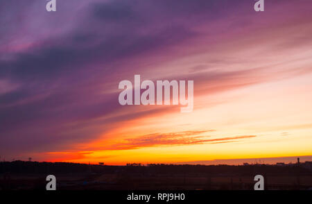 Sonnenuntergang an bewölkten Himmel. Fantastische Farben am Himmel. Stockfoto