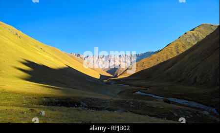 Blick auf den Sonnenuntergang zu Tash-Rabat Fluss und Tal, Provinz Naryn, Kirgisistan Stockfoto