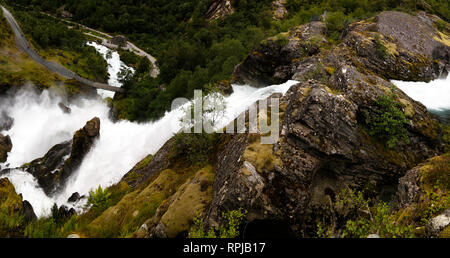 Panoramablick auf Kleivafossen Wasserfall auf Briksdalselva Fluss, Gletscher Briksdalsbreen, Norwegen Stockfoto