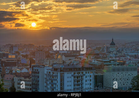 Cluj Stadtübersicht bei Sonnenaufgang von cetatuia Hill in Cluj-Napoca, Rumänien. Stockfoto