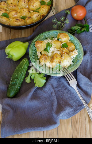 Prinz: Kartoffeln: im Ofen gebacken junge Kartoffeln mit Quark. Essen mit Gemüse. Russische Küche. Stockfoto