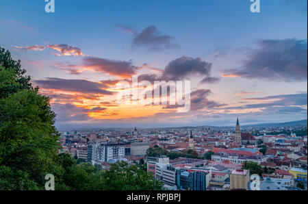 Cluj Stadtübersicht bei Sonnenaufgang von cetatuia Hill in Cluj-Napoca, Rumänien Stockfoto