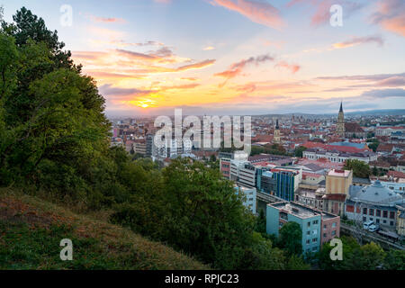 Cluj Stadtübersicht bei Sonnenaufgang von cetatuia Hill in Cluj-Napoca, Rumänien Stockfoto
