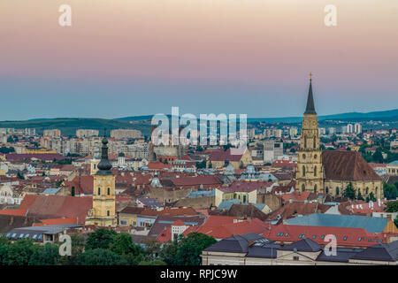 Die alte Stadt Cluj-Napoca bei Sonnenuntergang von cetatuia Park in Cluj-Napoca, Rumänien gesehen Stockfoto