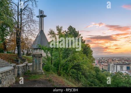 Cluj Stadtübersicht bei Sonnenaufgang von cetatuia Hill in Cluj-Napoca, Rumänien Stockfoto