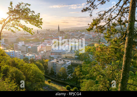 Blick auf die Innenstadt und die Kirche St. Michael aus dem cetatuia Hill in Cluj-Napoca, Rumänien. Stockfoto