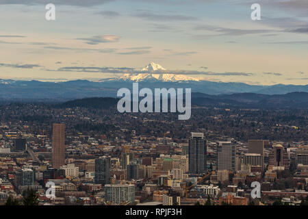 Mount Hood Aussicht auf die Innenstadt von Portland stadtbild am Nachmittag im Winter Stockfoto