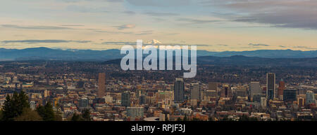 Mount Hood Aussicht auf die Innenstadt von Portland stadtbild am Nachmittag im Winter Panorama Stockfoto