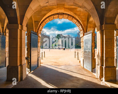 Main Gate Architektur der historischen Haushalt Abteilung Nächstenliebe gegenüber Buckingam Palace in London Stockfoto