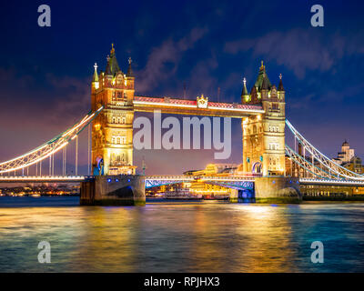 Wunderschöne Abendszene mit der berühmten Tower Bridge von London beleuchtet und reflektiert in der Themse in England, Großbritannien Stockfoto