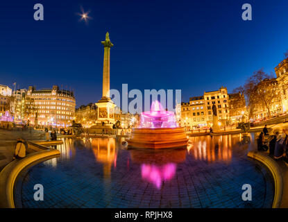 Schöne Stadtbild Blick auf den Trafalgar Square in Abend Leuchten mit der berühmten Nelson Spalte und Brunnen im Zentrum von London, Großbritannien Stockfoto