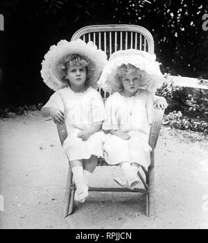 Prinzessin Marguerite und Theodora von Griechenland, zusammen in Stuhl 4 4 1910 sitzt Stockfoto