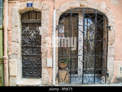 Schmiedeeiserne Einrichtung vor der Tür und Fenster ein charmantes altes Haus in der Altstadt von Marseille, Frankreich. Stockfoto