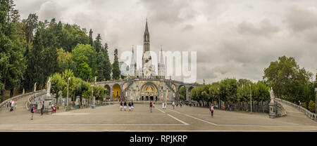 Frankreich LOURDES SEP 2018 Blick auf die Basilika von Lourdes entfernt. Die Stadt ist ein Ort, wo der hl. Maria vor einem bauernmädchen erschienen Stockfoto