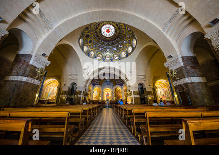 Frankreich LOURDES SEP 2018 Ansicht der Innenräume der Basilika von Lourdes entfernt. Die Stadt ist ein Ort, wo der hl. Maria vor einem bauernmädchen erschienen Stockfoto