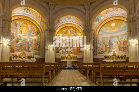 Frankreich LOURDES SEP 2018 Ansicht der Innenräume der Basilika von Lourdes entfernt. Die Stadt ist ein Ort, wo der hl. Maria vor einem bauernmädchen erschienen Stockfoto