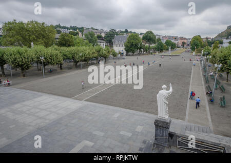 Frankreich LOURDES SEP 2018 Blick auf die Basilika von Lourdes entfernt. Die Stadt ist ein Ort, wo der hl. Maria vor einem bauernmädchen erschienen Stockfoto