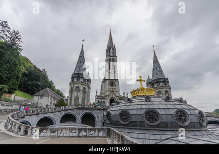 Frankreich LOURDES SEP 2018 Blick auf die Basilika von Lourdes entfernt. Die Stadt ist ein Ort, wo der hl. Maria vor einem bauernmädchen erschienen Stockfoto