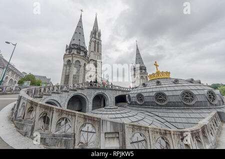 Frankreich LOURDES SEP 2018 Blick auf die Basilika von Lourdes entfernt. Die Stadt ist ein Ort, wo der hl. Maria vor einem bauernmädchen erschienen Stockfoto