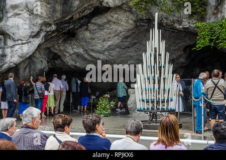 Frankreich LOURDES SEP 2018 Blick auf die Grotte in der Nähe von Basilika von Lourdes entfernt. Die Stadt ist ein Ort, wo der hl. Maria vor einem bauernmädchen erschienen Stockfoto