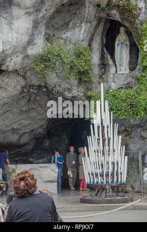 Frankreich LOURDES SEP 2018 Blick auf die Grotte in der Nähe von Basilika von Lourdes entfernt. Die Stadt ist ein Ort, wo der hl. Maria vor einem bauernmädchen erschienen Stockfoto