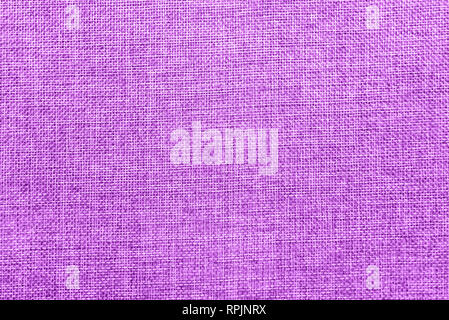 Leere abstrakt Hintergrund mit natürlichen Sackleinen detaillierte Textur. Ökologie freundlich grobe Gewebe threads farbig in Mischung aus hellen Electric Purple und w Stockfoto