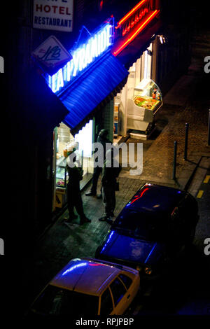 Ein Shop eröffnet die ganze Nacht lang, von einem Hotel Zimmer, Lille, Nord, Frankreich Stockfoto