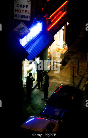 Ein Shop eröffnet die ganze Nacht lang, von einem Hotel Zimmer, Lille, Nord, Frankreich Stockfoto