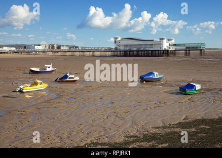 Boote auf dem Schlamm bei Ebbe in Weston Super Mare, Somerset, England Stockfoto