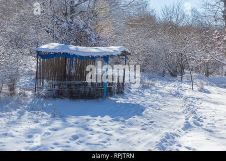 Schnee-bedeckten Pavillon für die Entspannung in den Wald Stockfoto