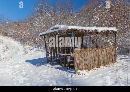 Schnee-bedeckten Pavillon für die Entspannung in den Wald Stockfoto