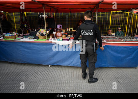 Buenos Aires, Argentinien - 24 Jun, 2017: ein Polizist im Gespräch mit dem Verkäufer im Souvenirshop im Stadtteil Palermo. Stockfoto