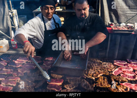 Buenos Aires, Argentinien - 20 Aug, 2017: Kochen von einer traditionellen Südamerikanischen Asado (Grill) Während der Bund Asado Meisterschaft. Stockfoto