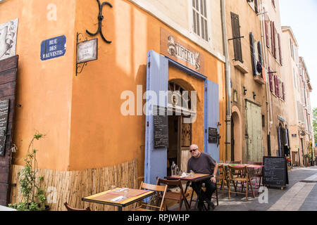 Der Ecke der Rue des Mauvestis, wo das Restaurant Strega in der Altstadt Panier Viertel von Marseille, Frankreich sitzt. Stockfoto