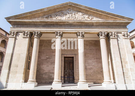 Die Fassade und die hölzerne Tür der zentralen Kapelle in La Vieille Charité, Marseille, einem historischen Armenhaus von Pierre Puget konzipiert. Stockfoto