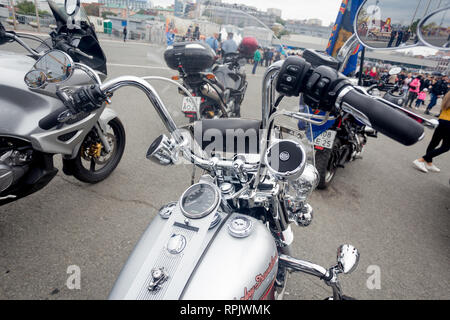 Russland, Wladiwostok, 10/06/2018. Blick auf das Lenkrad von Harley-Davidson Chopper (Motorrad, Motorrad). Classic Bikes, aktiven Lebensstil, Motorrad Stockfoto