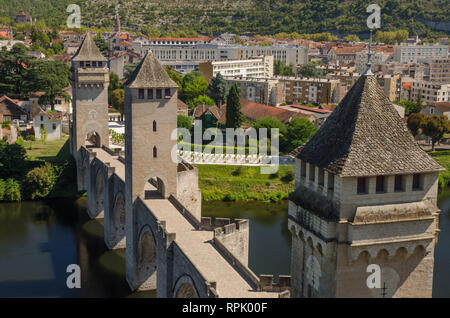 Frankreich CAHORS SEP 2018 die mittelalterliche Brücke in Cahors entfernt. Die Stadt ist ein Ort, an dem die cahor Weine produziert werden Stockfoto