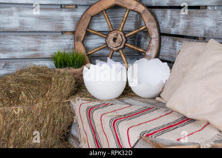 Eierschale aufgebrochenen Risses auf Heu Hintergrund, Ostern Konzept. Große Risse in der Schale, Straußenei. Dekoration im Heu, Bauernhaus. zerbrochene Schalen von Ostern Ei Stockfoto