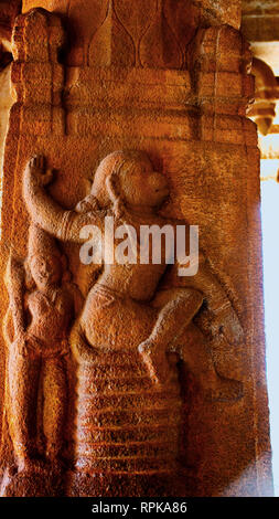 Skulptur von Lord Hanuman auf seinem Schwanz an Lanka an den Vittala Tempel, Hampi, Karnataka, Indien sitzen Stockfoto