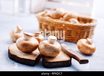 Korb mit Champignon Pilze auf alte Tabelle Stockfoto