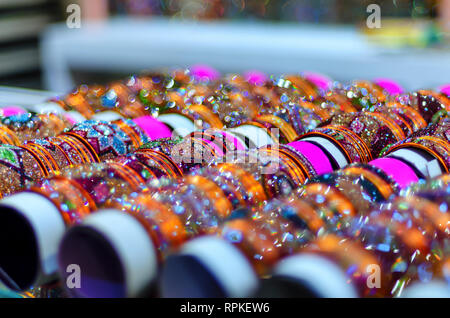 Eine bunte Sammlung von berühmten Hyderabad Glas Armreifen auf Anzeige zum Verkauf an laad Basar, Hyderabad, Telangana, Indien. Bokeh für Kreativität verwendet. Stockfoto