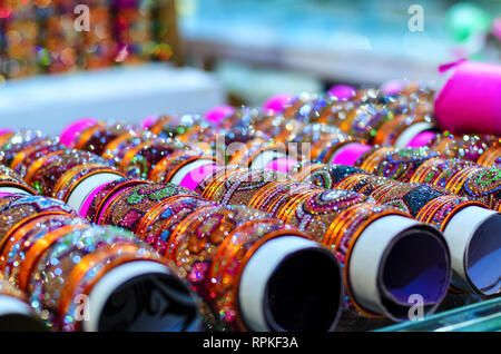 Ein Sortiment von Hyderabad berühmten bunten Glas Armreifen auf Anzeige zum Verkauf an laad Basar, Hyderabad, Telangana, Indien. Bokeh für Kreativität. Stockfoto