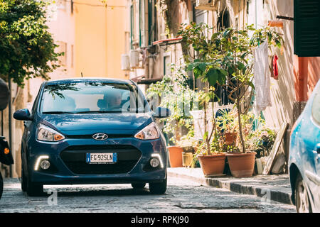 Neapel, Italien - 17. Oktober 2018: Blaue Farbe Hyundai I10 Auto der zweiten Generation (IA/BA) bewegt sich auf der Straße Stockfoto