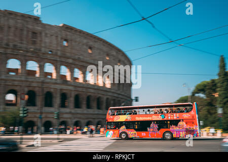 Rom, Italien, 21. Oktober 2018: Kolosseum. Rote Hop on-Hop off-Touristische Bus für Sightseeing in der Straße in der Nähe der Flavischen Amphitheater. Berühmte UNESCO-L Stockfoto