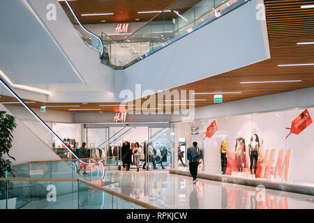 Tiflis, Georgien - 22. November 2018: Menschen zu Fuß in der Nähe von H&M Hennes & Mauritz Store im Einkaufszentrum Galleria Tiflis Stockfoto